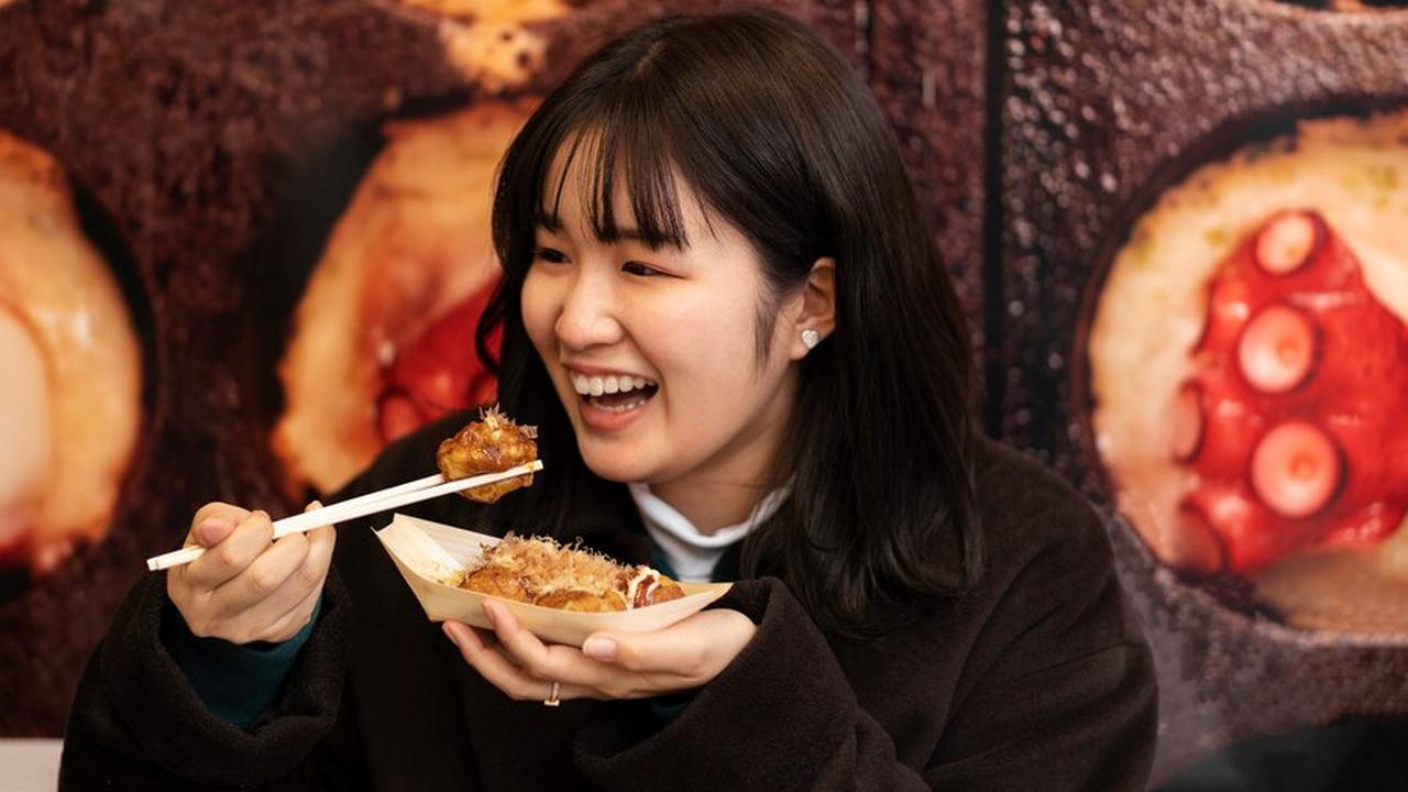 1.&nbsp;Makan Sushi dalam Sekali Suapan