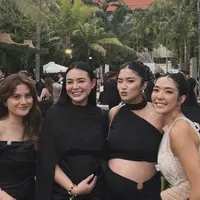 Amanda Manopo tampil mengenakan long dress hitam model spaghetti strap dengan penutup cape hitam. [@aruanmarsha]