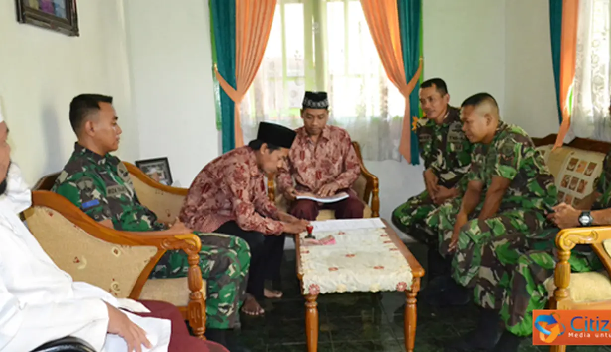 Citizen6, Gresik: Kolonel Marinir Nurri A. Djatmika menyerahkan Zakat fitrah sebagian prajurit Menbanpur-1 Mar yang sudah terkumpul kepada Yayasan Pondok Pesantren Al-Furqon Mojosari Rejo Driyorejo Gresik. Kamis (9/8). (Pengirim: Budi Abdillah)
