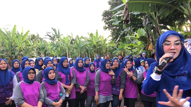 Ade Fitrie Kirana diserbu emak-emak saat senam sehat (Liputan6.com/ Hernowo Anggie)