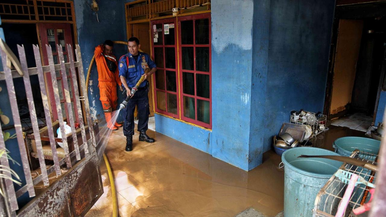 Warga berjibaku bersihkan sampah dan lumpur sisa banjir