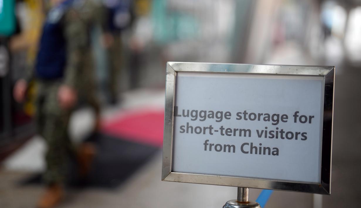 Petugas kesehatan berjalan di luar pusat pengujian COVID-19 di Bandara Internasional Incheon, Incheon, Korea Selatan, Jumat (10/2/2023). Korea Selatan mengatakan akan menghapus pembatasan masuk yang diberlakukan pada pelancong jangka pendek dari China sejak awal tahun karena para pejabat melihat situasi COVID-19 di negara itu mulai stabil. (AP Photo/Lee Jin-man)