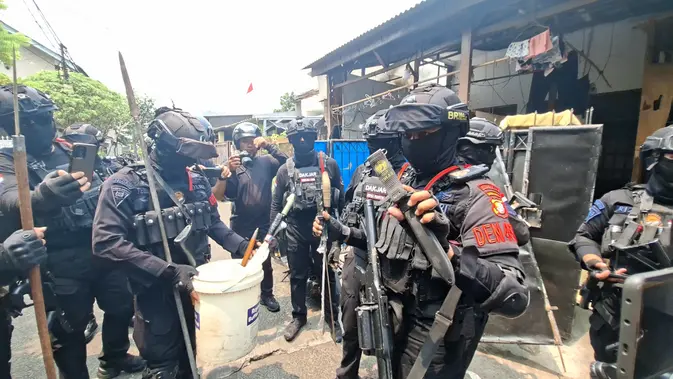 Potret Polisi Bersenjata Lengkap Kembali Kepung Kampung Ambon