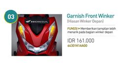 Garnish Front Winker menjadi imbuhan berupa garnish berwarna silver yang berada di sekitar lampu sein. Aksesori ini juga meningkatkan paras facia depannya menjadi lebih eksklusif di jalanan. Konsumen perlu merogoh kocek sebesar Rp161.000 untuk membuat BeAT mereka tampil beda di jalan. (Source: astra-honda.com)