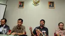 Presiden FSPMI/KSPI, Said Iqbal (kedua kanan) memberikan keterangan terkait tutupnya dua perusahaan raksasa elektronik asal Jepang, PT Panasonic dan PT Toshiba di Indonesia, Jakarta, Selasa (2/2/2016). (Liputan6.com/Helmi Fithriansyah)