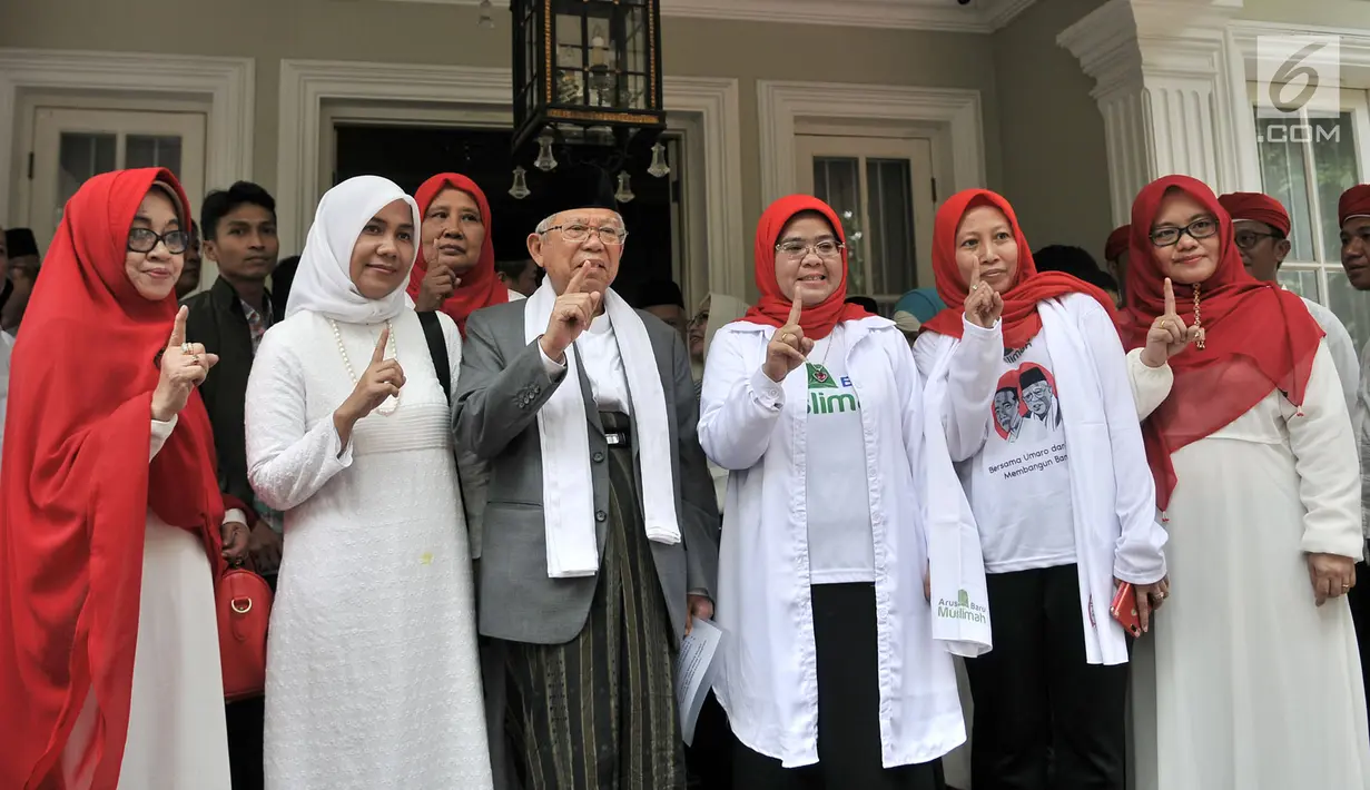 Calon Wakil Presiden nomor urut 01 Ma'ruf Amin foto bersama saat penerimaan bantuan untuk korban gempa dan tsunami di Sulawesi Tengah dari salah satu kelompok relawan di Rumah Situbondo, Jakarta, Minggu (7/10). (Merdeka.com/Iqal S. Nugroho)