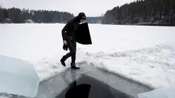 Johanna Nordblad jelang menyelam di danau beku, Somero, Finlandia, Selasa (27/2). Johanna Nordblad memegang rekor dunia freediving di bawah es dengan baju renang sejauh 50m. (AFP PHOTO / Olivier Morin)