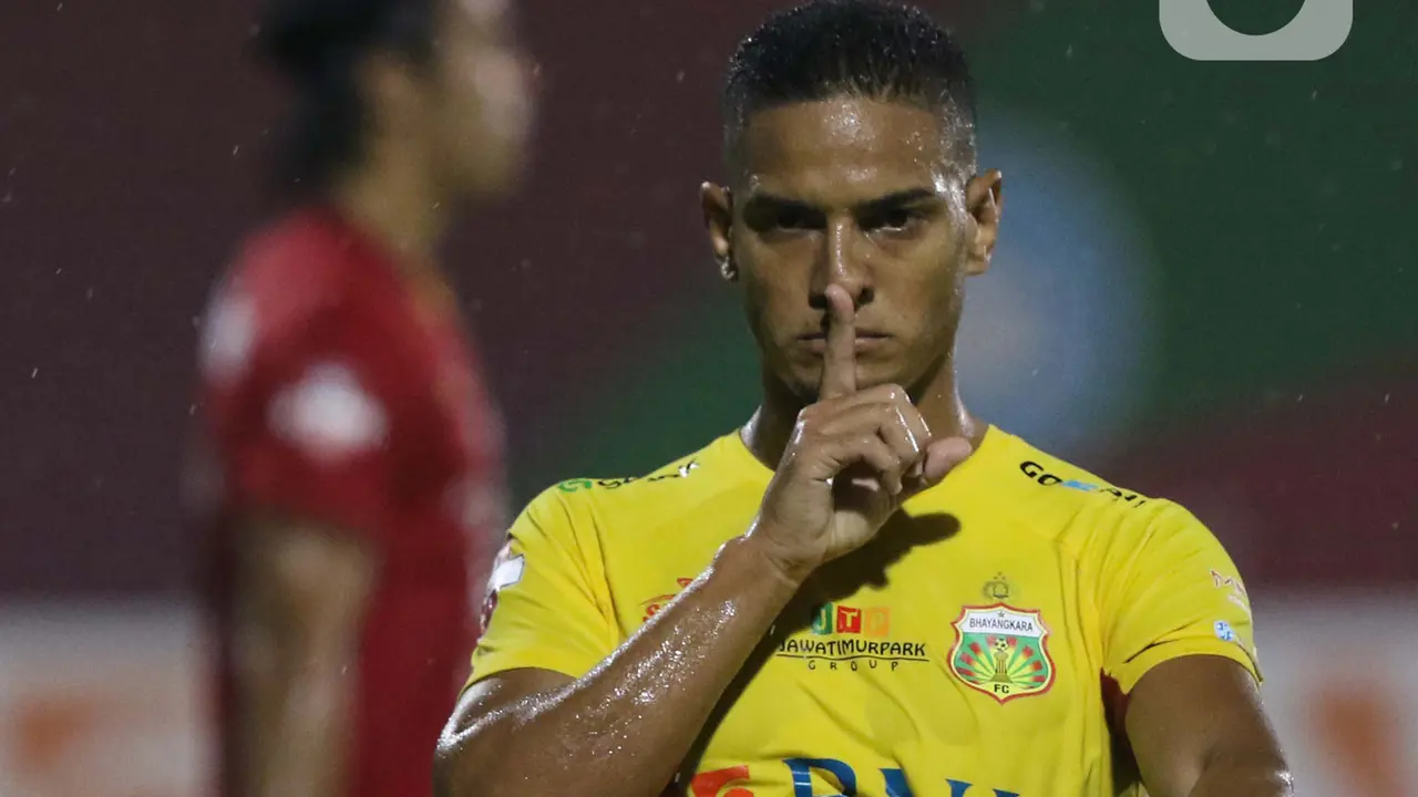 Salam Siku Akhiri Duel Keras Bhayangkara FC dan Persija