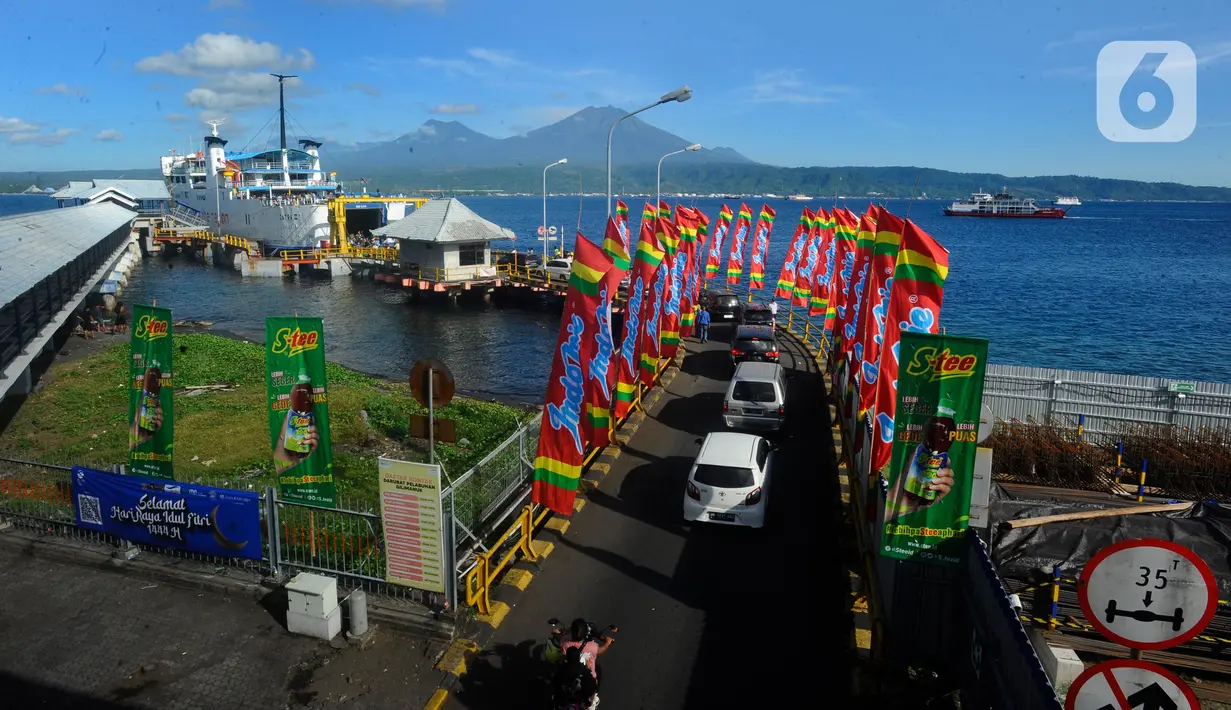 Untuk menyeberang ke Pulau Jawa, rata-rata pemudik harus antre 5 hingga 6 jam hingga bisa masuk kapal. (merdeka.com/Arie Basuki)