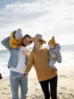 Sahabat Fimela, ternyata liburan bersama keluarga bukan cuma seru-seruan saja, lho, tapi juga penuh manfaat tersembunyi yang jarang disadari. Dari mempererat hubungan hingga membuat anak lebih mandiri, yuk, kita cari tahu kenapa momen ini begitu berharga! (Foto dok: Freepik/pch.vector).