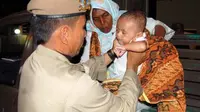 Bayi berumur 3 bulan dan ibunya yang diamankan dalam razia gepeng di Lhokseumawe, Aceh. Razia tersebut digelar dalam rangka mencegah terjadinya eksploitasi anak di Aceh.(Antara)