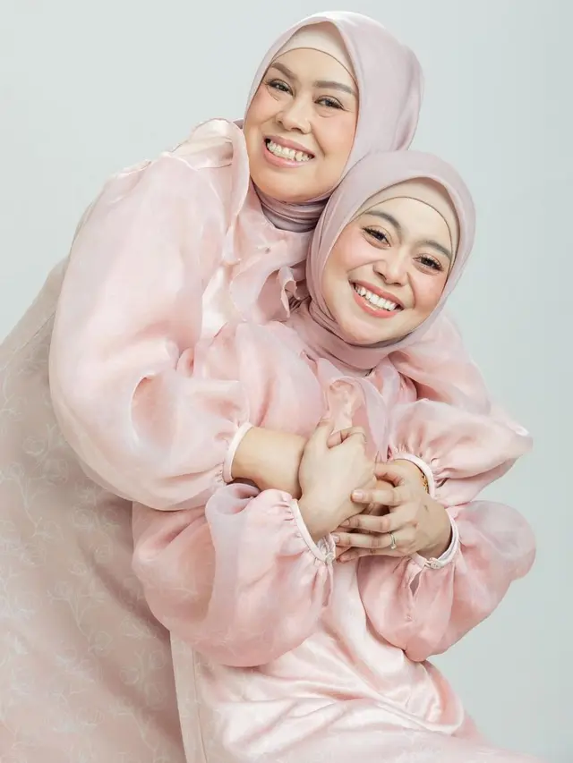 6 Gaya Pemotretan Lesty Kejora dan Keluarga, Penuh Kehangatan