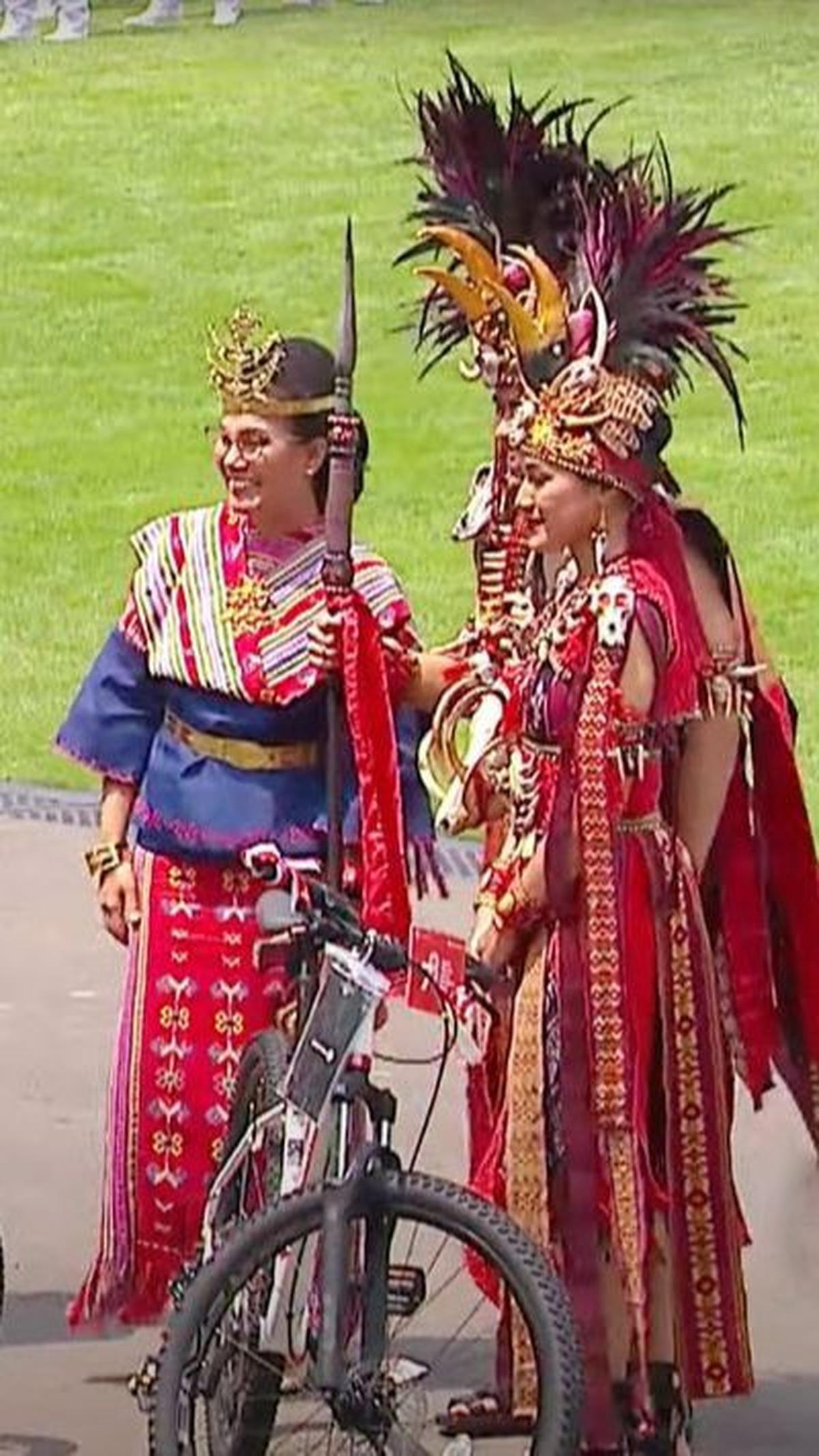 Totalitas Sri Mulyani dan suami dalam berbusana akhirnya berbuah manis. Di akhir acara ia mendapat hadiah sepeda lantaran masuk dalam daftar pemenang kostum terbaik.