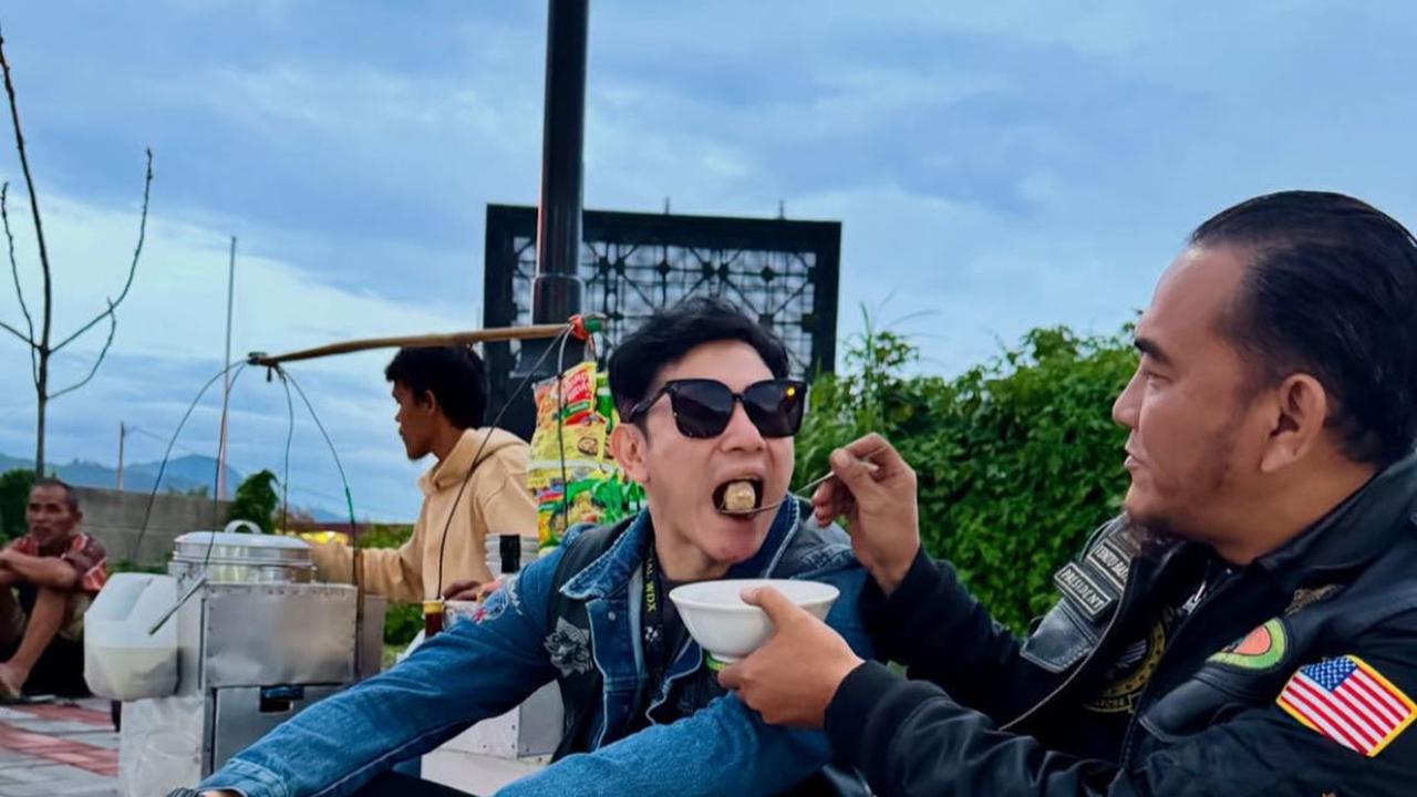 Keseruan Vino G. Bastian Makan Cuanki, Inspirasi Kesederhanaan di Tengah Gemerlap