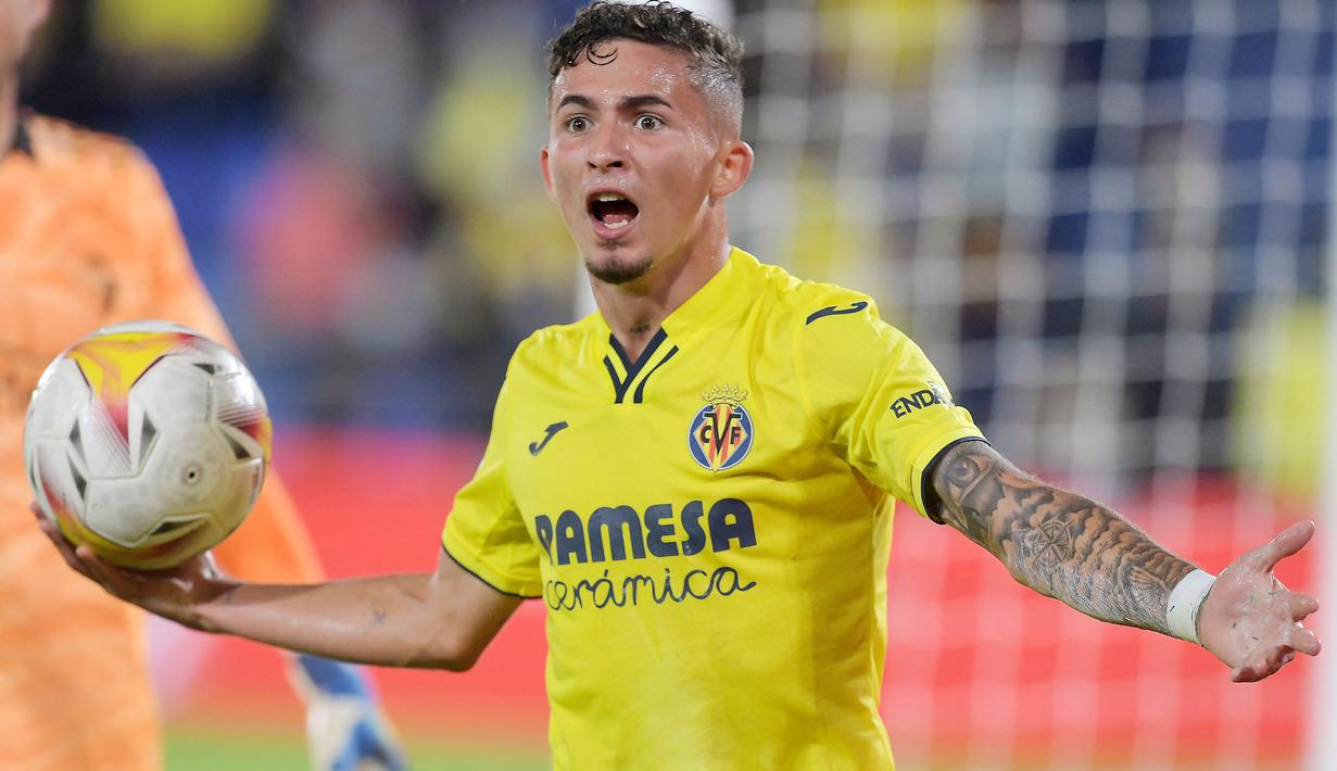 Yeremi Pino - Jebolan akademi Villarreal ini menunjukkan progres yang menjanjikan setelah dipercaya Unai Emery sebagai winger di sisi kanan. Sejauh ini pemain berusia 19 tahun itu telah mengoleksi 2 gol dan 3 assist dari 20 laga di semua ajang. (AFP/Jose Jordan)