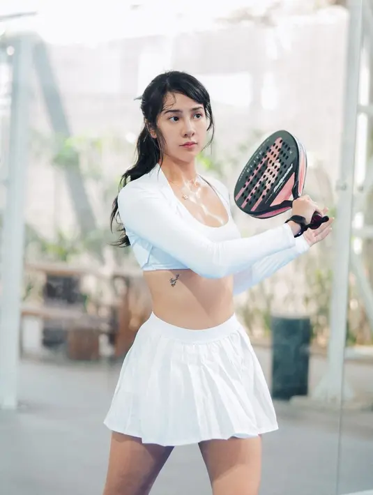 Kenakan outfit terbuka, Anya Geraldine tetap percaya diri dengan tubuh berkeringat. Tampilan tato kecil di bagian pinggang sebelah kanan jadi sorotan [@anyageraldine]