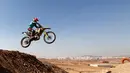 Aksi Behnaz Shafiei saat latihan di Parand, Teheran (27/2). Crosser cantik 28 tahun itu merupakan Juara Motocross Iran. (AFP PHOTO/Atta Kenare)