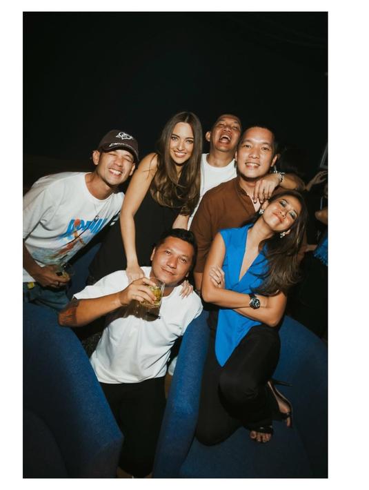 Para tamu undangan yang hadir tampak mengenakan busana simpel dan kasual. Seperti Gading Marten yang memilih untuk tampil simpel memakai kaus putih polosnya. Dalam keterangan unggahan, pemilik nama Gita Januayu itu mengungkapkan rasa bahagianya di usia yang baru. (Liputan6.com/IG/@gitajanu)