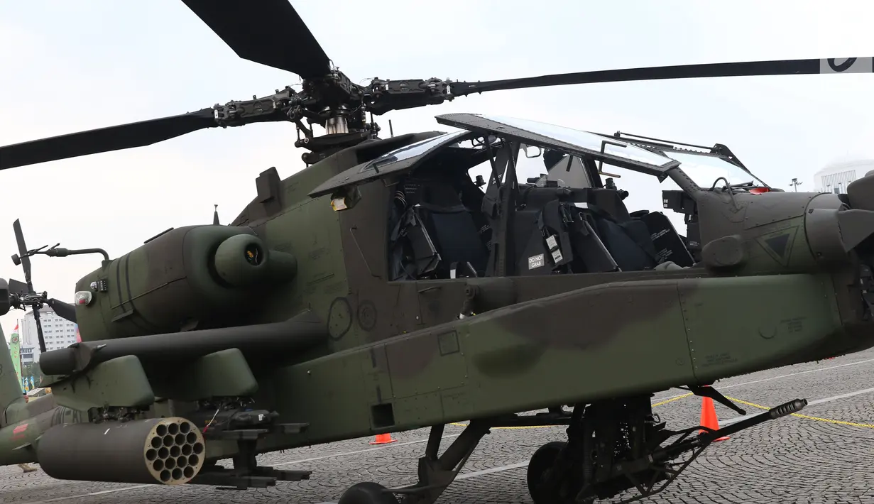 Tampilan samping helikopter Apache yang dipamerkan pada pameran Alat Utama Sistem Persenjataan TNI di Kawasan Monas, Jakarta, Kamis (27/9). Pameran ini berlangsung hingga 29 September. (Liputan6.com/Helmi Fithriansyah)