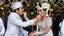 Rona bahagia menyelimuti pasangan Arya Aditya atau Lale dan Fikha Effendi. Keduanya baru saja resmi menjadi sepasang suami istri setelah merajut kasih selama beberapa tahun. (Nurwahyunan/Bintang.com)
