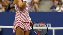 Petenis Spanyol, Carla Suarez Navarro merayakan kemenangan atas Maria Sharapova usai pertandingan 16 besar AS Terbuka 2018 di USTA Billie Jean King National Tennis Center, New York, (3/9). Sharapova kalah dua set 6-4, 6-3. (AP Photo/Adam Hunger)