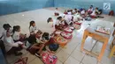 Siswa kelas II SDN Kertajaya 2 mengikuti aktivitas belajar di lantai kelas, di Rumpin, Bogor, Senin (3/9). Tidak tersedianya meja dan kursi di tiga ruang kelas menyebabkan mereka belajar di lantai selama lebih dari 3 tahun. (Merdeka.com/Arie Basuki)