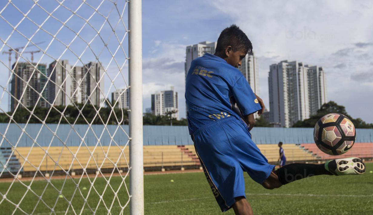 Pemain SSB Tulehu Putra, Ilham Lestaluhu, mengontrol bola saat latihan di Stadion Soemantri Brodjonegoro, Jakarta, Senin (4/12/2017). Sebanyak 13 anak Maluku ikut pelatihan Liga Remaja UC News. (Bola.com/Vitalis Yogi Trisna)