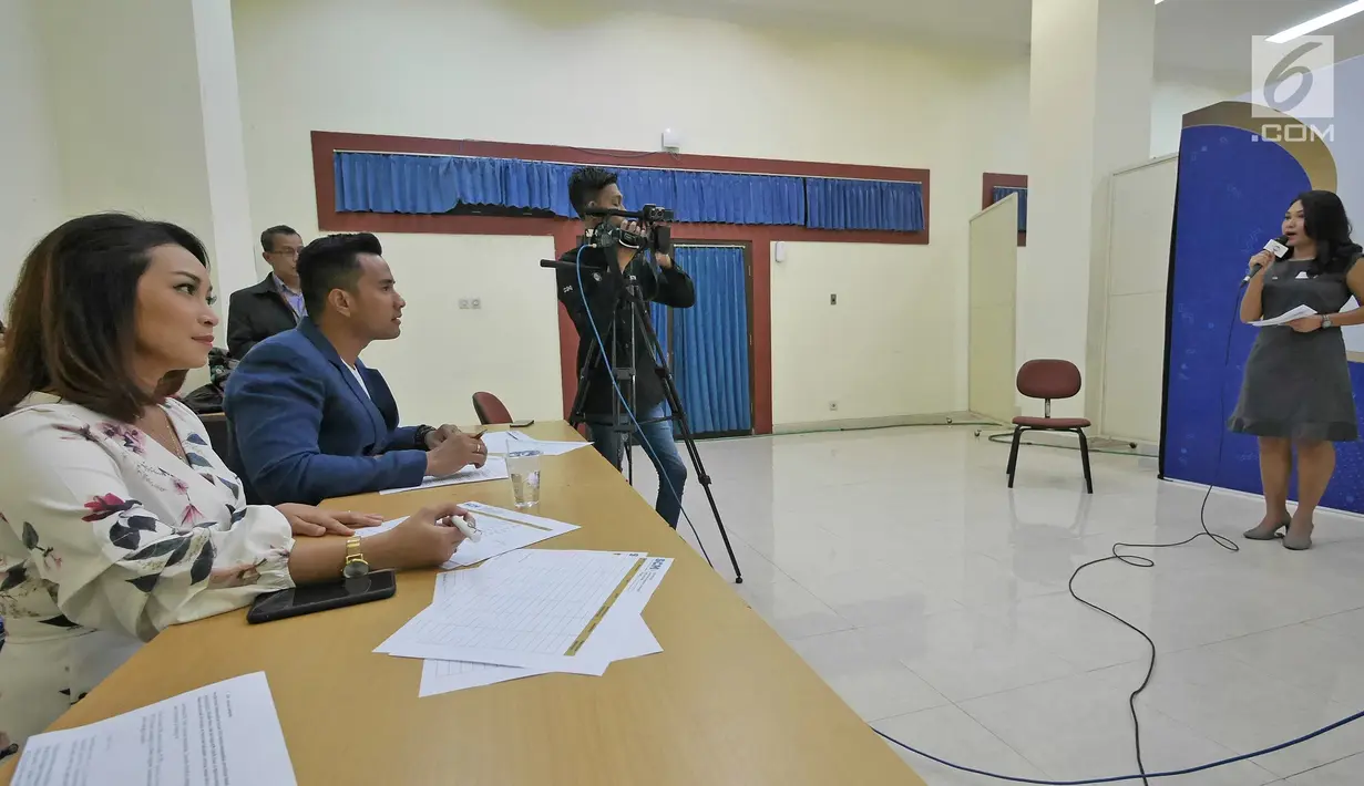 Juri melihat salah satu peserta mengikuti kompetisi News Presenter EGTC 2018 di UGM, Yogyakarta, Selasa (16/10). Selain kompetisi news presenter,  EGTC 2018 menghadirkan kompetisi inspiring sharing dan entertainment talk. (Liputan6.com/Herman Zakharia)