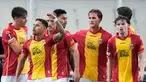 Pemain Go Ahead Eagles, Dean James, merayakan kemenangan atas Panathinaikos pada laga Liga Europa di Stadion Olimpiade Athena, Jumat (3/10/2025) dini hari WIB. (AP Photo/Thanassis Stavrakis)