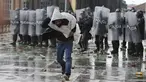 Seorang pria melarikan diri dari polisi setelah melemparkan batu ke arah mereka selama pemogokan nasional untuk memprotes reformasi pajak yang diusulkan pemerintah, di Bogota, Kolombia, Rabu (28/4/2021). (AP Photo/Fernando Vergara)