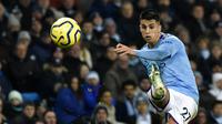 Bek Manchester City, Joao Cancelo, menendang bola saat melawan Everton pada laga Premier League di Stadion Etihad, Rabu (1/1/2020). Manchester City menang 2-1 atas Everton. (AP/Rui Vieira)