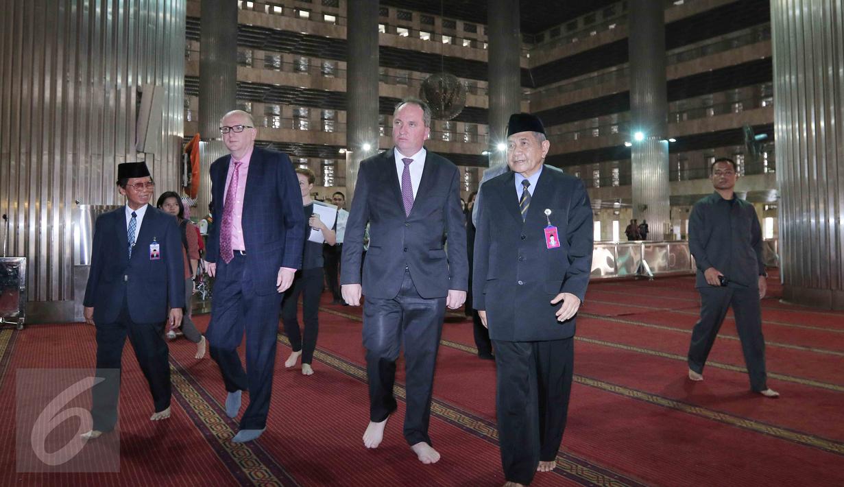 Menteri Pertanian dan Sumber Daya Air Australia, Barnaby Joyce (kedua kanan) mengunjungi Masjid Istiqlal di Jakarta, Rabu (7/10/2015). Joyce melawat ke masjid terbesar di Asia Tenggara itu bersama Dubes Australia, Paul Grigson.(Liputan6.com/Angga Yuniar)