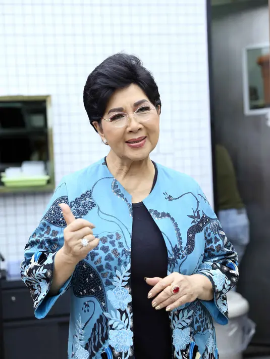 Keesokan harinya, ia lantas minta pulang dari rumah sakit di Singapura. Juara Bintang Radio Jenis Hiburan tingkat Jawa Tengah (1954)itu lantas menjalani meditasi. (Nurwahyunan/Bintang.com)