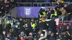 Suporter Hungaria bentrok dengan polisi saat dimulainya laga Kualifikasi Piala Dunia 2022 melawan Inggris di Stadion Wembley, Rabu (13/10/2021) dini hari WIB. Bentrokan terjadi saat polisi berusaha menangkap penonton yang melakukan pelecehan rasial terhadap petugas stadion. (Nick Potts/PA via AP)