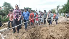 Cagub DKI Basuki Tjahaja Purnama saat melakukan blusukan ke wilayah Cililitan, Jakarta, Rabu (28/12). Dalam blusukannya tersebut Ahok mencari tahu permasalahan banjir di Cililitan Kecil. (Liputan6.com/Yoppy Renato)