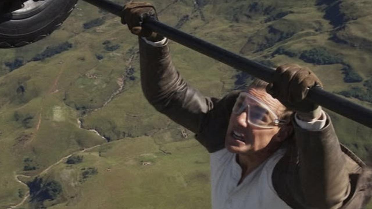 16 Kali Terjun Payung dengan Kondisi Terbakar, Tom Cruise Pecahkan Rekor Guinness World