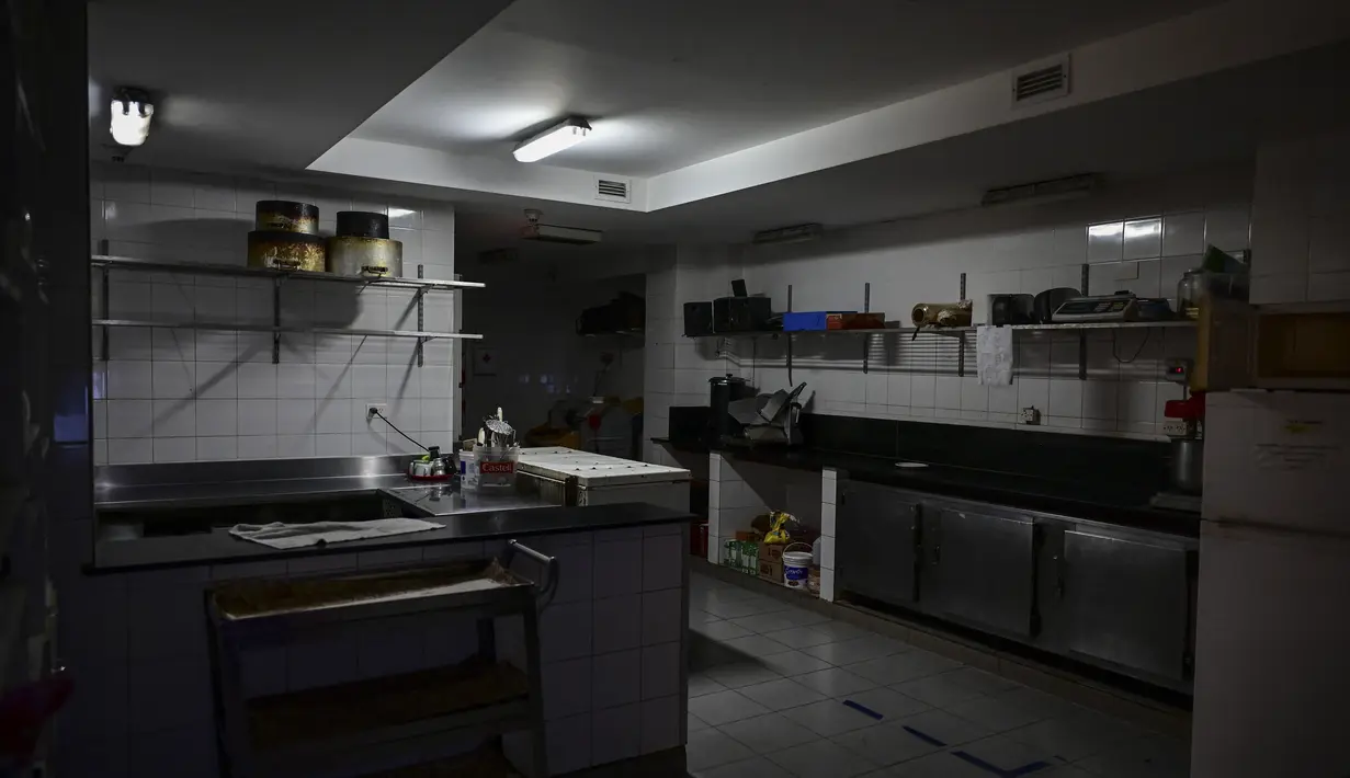 Pemandangan dapur Hotel Kenton Palace di Buenos Aires, Argentina pada pada 17 Juni 2021. Pembatasan akibat pandemi corona Covid-19 telah menyebabkan penurunan jumlah wisatawan selama setahun di Argentina. (RONALDO SCHEMIDT / AFP)