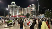 Masjid Istiqlal Jakarta mulai dipadati jemaah yang hendak menunaikan sholat Idul Fitri 1444 H. Mereka bergerak dari berbagai daerah sejak subuh hari agar dapat melaksanakan ibadah sholat lebaran tersebut tanpa tergesa-gesa. (Foto: Nanda Perdana Putra/Liputan6.com).