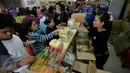 Wisatawan saat akan membayar bakpia di pusat oleh-oleh bakpia pathok,Yogyakarta,(10/7).Pusat oleh-oleh khas yogyakarta banyak di kunjungi wisatawan untuk di bawa pulang ke kotanya masing masing.(Boy Harjanto)