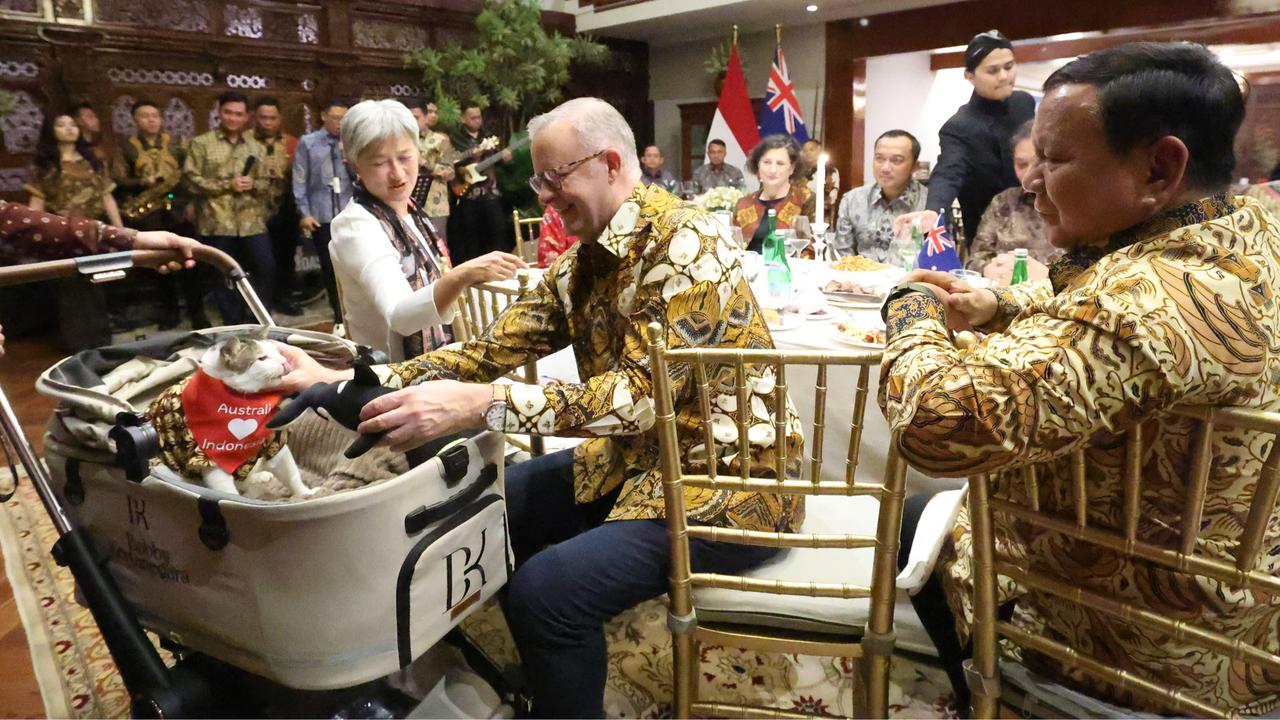 Momen PM Anthony Albanese Beri Syal Merah ke Bobby Kertanegara, Tanda Persahabatan Indonesia-Australia