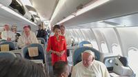 Direktur Garuda Indonesia, Irfan Setiaputra menceritakan pengalamannya bisa satu pesawat sekaligus yang bertanggung jawab atas keselamatan perjalanan Paus Fransiskus dari Indonesia menuju Papua Nugini, beberapa waktu lalu.