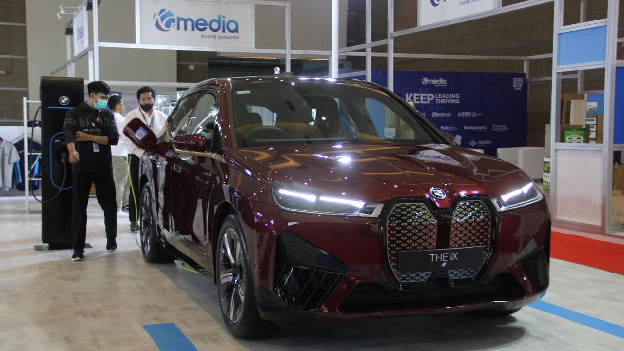 Fungsi baterai menjadi kebutuhan utama baik pada mobil listrik maupun mobil hybrid yang menggunakan kombinasi mesin bensin atau solar dengan motor elektrik