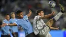 Gelandang Timnas Italia U-20, Matteo Prati (kanan) berusaha menghalau bola dibayangi striker Timnas Uruguay U-20, Juan De Los Santos pada laga final Piala Dunia U-20 2023 di Unico Diego Armando Maradona Stadium, La Plata, Argentina, Senin (12/6/2023) dini hari WIB. (AP Photo/Gustavo Garello)