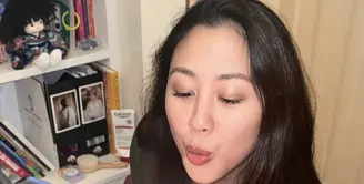 SHerina baru saja rayakan hari lahirnya yanh ke 34 tahun. Pesonanya begitu awet muda dengan tampilan kulit glowing memukau. [Foto: Instagram/ Sherina]