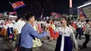 Para peserta mengambil bagian dalam pertemuan perayaan dan jamuan malam untuk memperingati ulang tahun ke-76 berdirinya Korea Utara di Kim Il Sung Square, Pyongyang pada 8 September 2024. (KIM Won Jin/AFP)