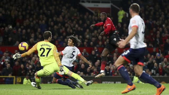 Proses terjadinya gol yang dicetak striker Manchester United, Marcus Rashford, ke gawang Bournemouth pada laga Premier League di Stadion Old Trafford, Manchester, Minggu (30/12). MU menang 4-1 atas Bournemouth. (AP/Martin Rickett)