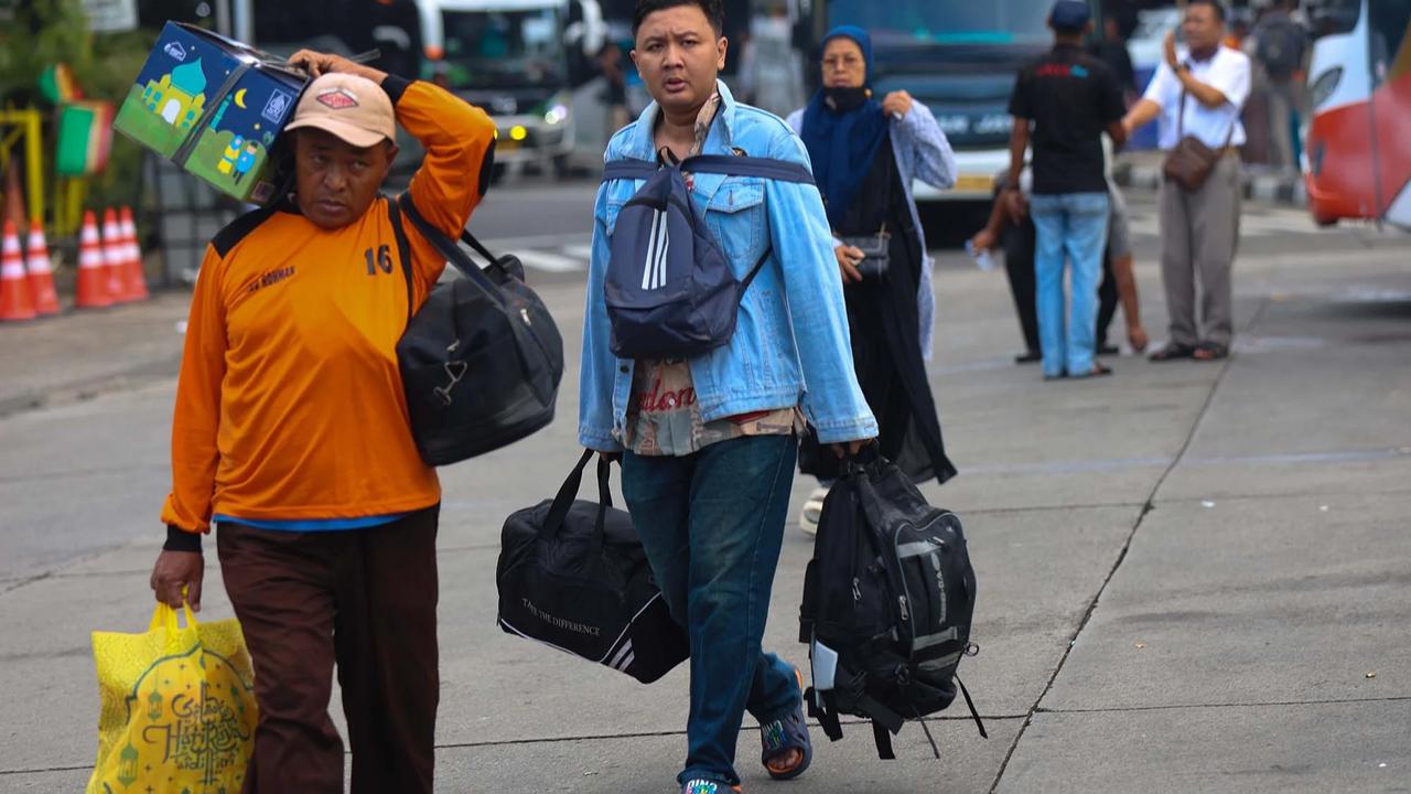 FOTO: Lonjakan Arus Balik Pemudik  di Terminal Kampung Rambutan
