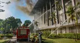 Petugas pemadam kebakaran berjibaku menjinakkan api yang menghanguskan Gedung Badan Keamanan Laut (Bakamla) di jalan Proklamasi, Menteng, Jakarta Pusat, Minggu (29/9/2024) pagi. (merdeka.com/Arie Basuki)