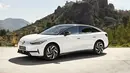 VW ID.7 mengadopsi format sedan dengan atap belakang melandai. Seperti khasnya VW ID., model ini juga tidak terlalu menonjolkan bahwa ia adalah sebuah kendaraan EV. Tampilannya terbilan humble namun tetap futuristis dengan tarikan garis sederhana. (Source: Volkswagen via caranddriver.com)