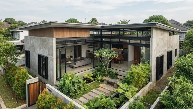 Model Rumah dengan Taman Kecil di Tengah Bangunan